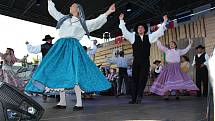 V pátek a v sobotu se na hlavních pořadech Mezinárodního folklorního festivalu v Šumperku představily postupně dvě desítky souborů. Mezi nimi byl i soubor z Portugalska.