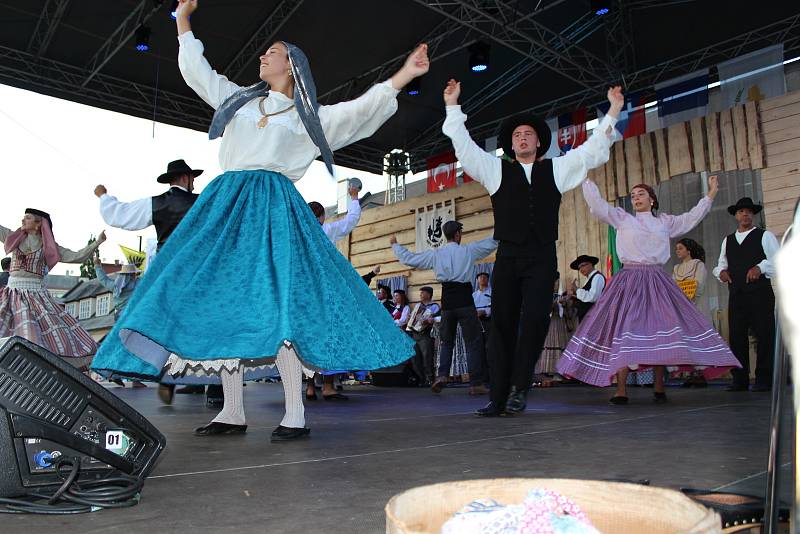 V pátek a v sobotu se na hlavních pořadech Mezinárodního folklorního festivalu v Šumperku představily postupně dvě desítky souborů. Mezi nimi byl i soubor z Portugalska.