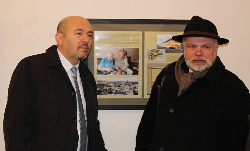 Izraelského velvyslance Garyho Korena (vlevo) provázel loštickou synagogou předseda sdružení Respekt a tolerance Luděk Štipl.