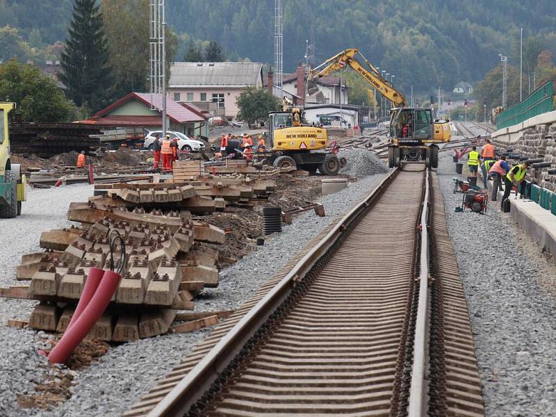 Rekonstrukce železniční trati v Hanušovicích. Září 2016