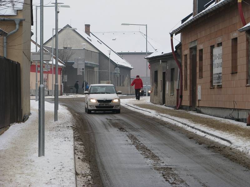 Nově opravené ulice v centru Mohelnice jsou po rekonstrukci podstatně užší než dříve. Podle odborníků to má přispět ke zpomalení dopravy a tím ke snížení počtu nehod a zmírnění jejich následků. Mnozí motoristé to ale kritizují.