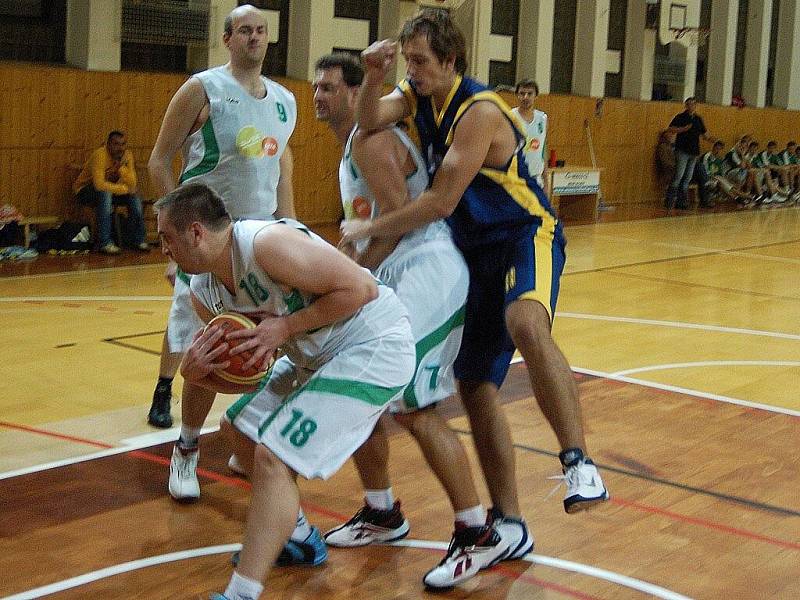 Šumperští basketbalisté (bílé dresy) v pohárovém utkání s Opavou
