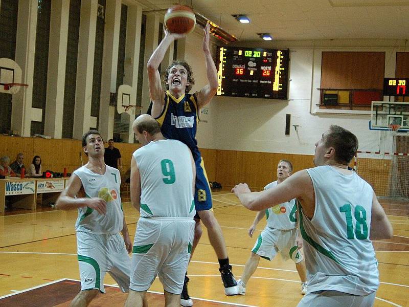 Šumperští basketbalisté (bílé dresy) v pohárovém utkání s Opavou