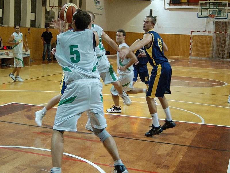 Šumperští basketbalisté (bílé dresy) v pohárovém utkání s Opavou