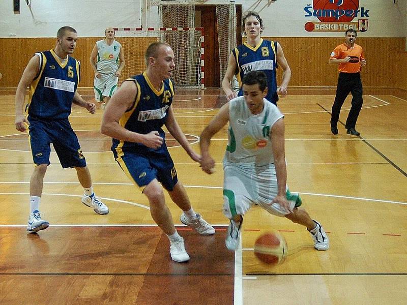 Šumperští basketbalisté (bílé dresy) v pohárovém utkání s Opavou