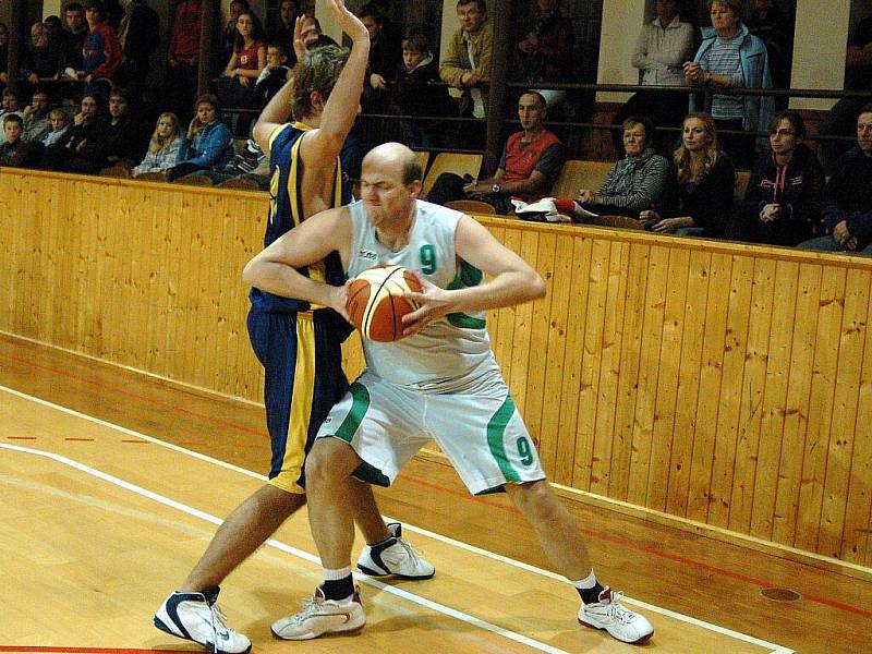 Šumperští basketbalisté (bílé dresy) v pohárovém utkání s Opavou