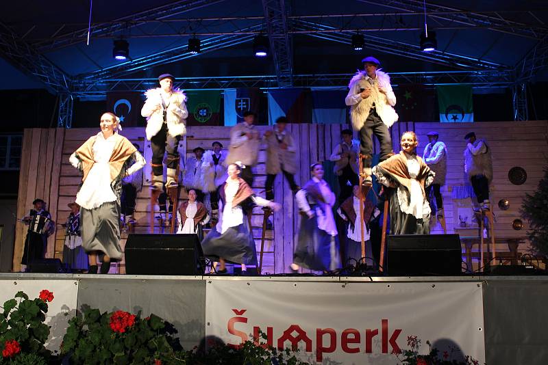 V pátek a v sobotu se na hlavních pořadech Mezinárodního folklorního festivalu v Šumperku představily postupně dvě desítky souborů. Mezi nimi byl i soubor z Francie. Ten sklidil největší ovace diváků.