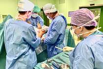Lékaři Nemocnice Šumperk mají za sebou první operaci s novým instrumentáriem.