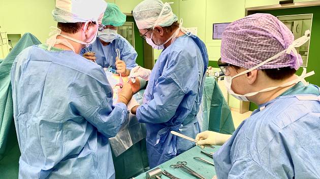 Lékaři Nemocnice Šumperk mají za sebou první operaci s novým instrumentáriem.