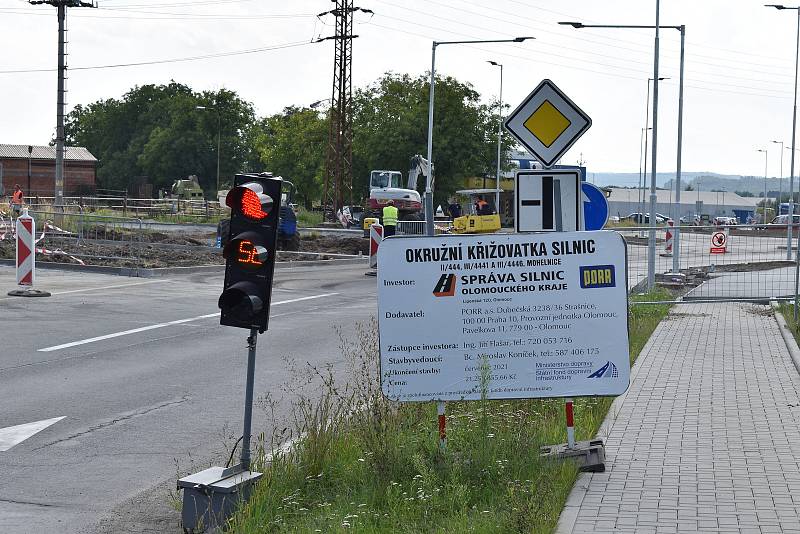 Výstavba okružní křižovatky u hřbitova v Mohelnici 13. srpna 2021.