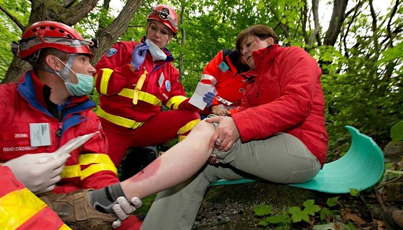 Mezinárodní záchranářská soutěž Rallye Revíz odstartovala v pátek 24. května v Koutech nad Desnou. Závodu se účastnily stovky záchranářů z celého světa.