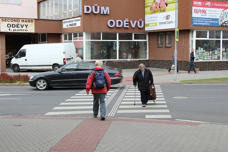 Křižovatka u hotelu Praděd v Jeseníku je nebezpečná chodcům i motoristům.