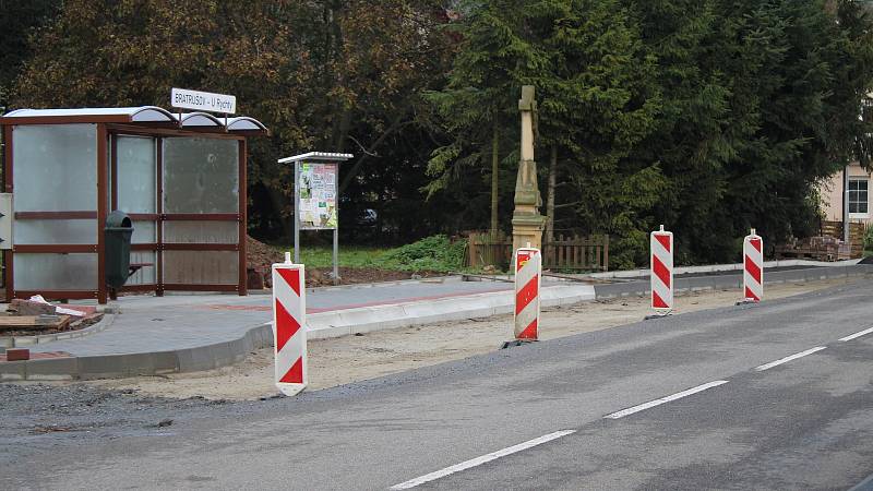 Stezka pro chodce a cyklisty v Bratrušově v pátek 4. října.