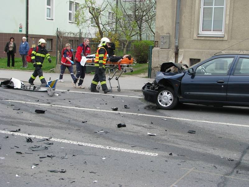 Nehoda se stala v úterý odpoledne v Šumperku, havaroval i policejní vůz.