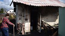 Požárem zničený zahradní domek Beštových v Klopině.