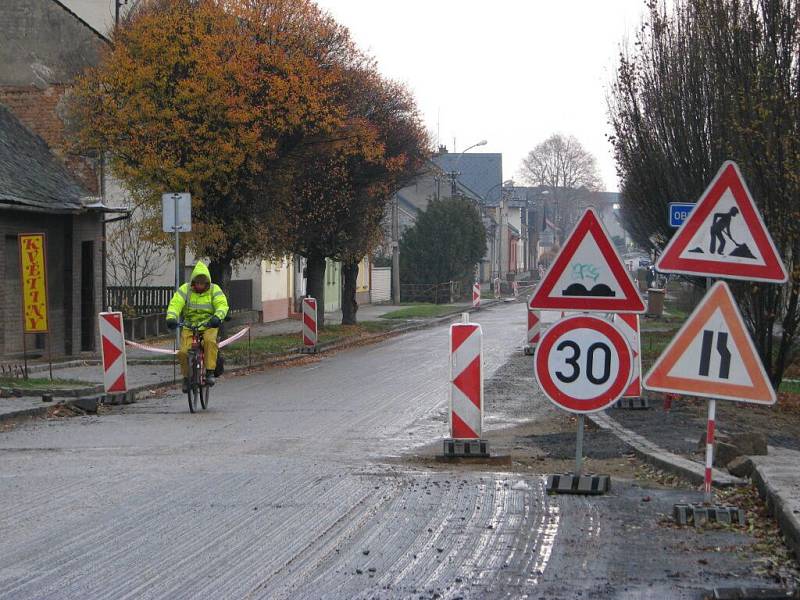 Hlavní silnice v Lošticích je teď uzavřená od začátku po konec města. Výjimku ze zákazu vjezdu mají jen místní obyvatelé a obsluha firem.