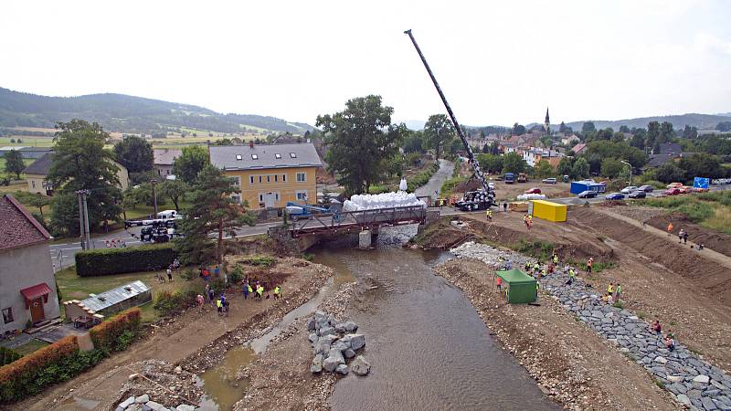 Unikátní destruktivní zkouška ČVUT Praha. Ke zklamání vědců most zátěž 455 t vydržel.