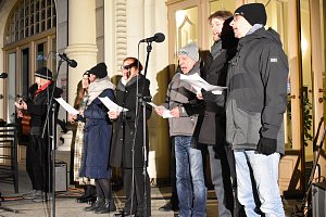 Akce Česko zpívá koledy u divadla v Šumperku 7. prosince 2022.