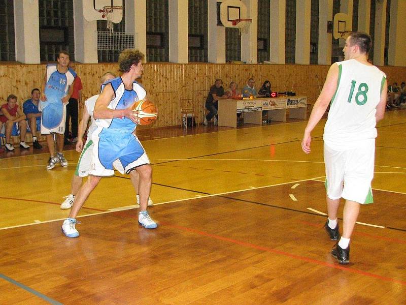 Šumperští basketbalisté (bílé dresy) porazili doma v poháru Jičín