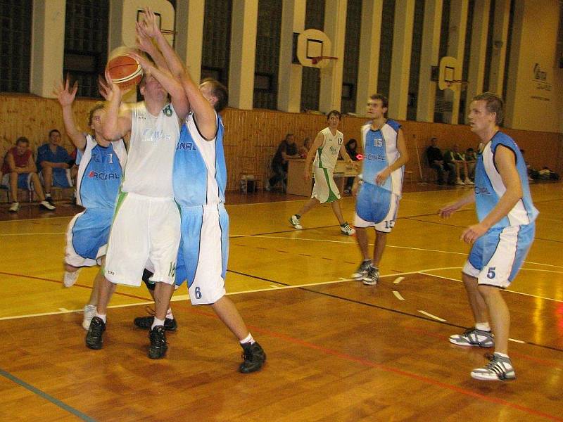 Šumperští basketbalisté (bílé dresy) porazili doma v poháru Jičín