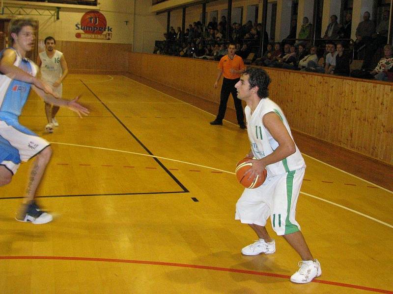 Šumperští basketbalisté (bílé dresy) porazili doma v poháru Jičín