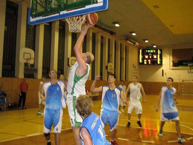 Šumperští basketbalisté (bílé dresy) porazili doma v poháru Jičín