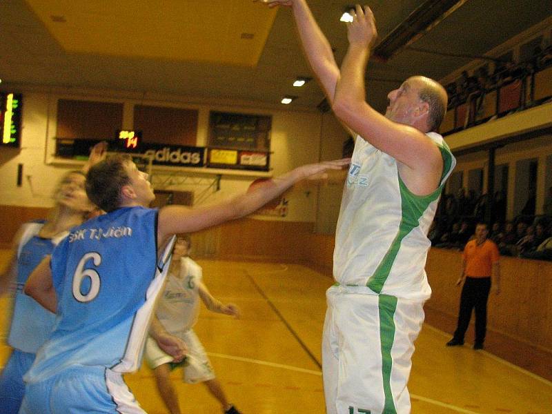 Šumperští basketbalisté (bílé dresy) porazili doma v poháru Jičín