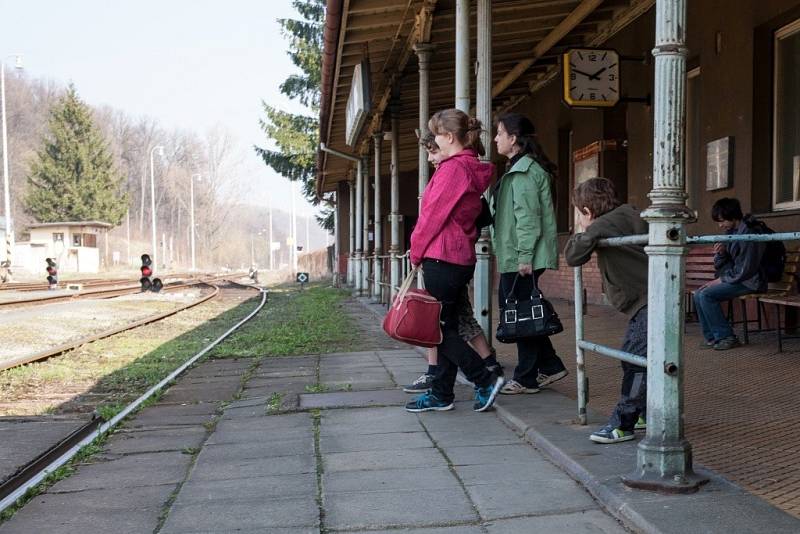 Před druhou hodinou přicházejí cestující na vlak do Krnova. Jestli se do tohoto města po železnici dostanou i v druhé polovině letošního roku, není jisté. Ztrátu platí Olomoucký a Moravskoslezský kraj.