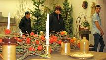 Tradiční vánoční výstava ve Střední škole sociální péče a služeb v Zábřehu nabízí moderní aranžmá i připomenutí sedmistého výročí narození Karla IV.