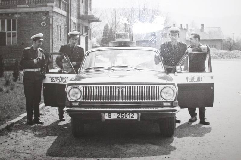 4. DOPRAVNÍ HLÍDKA. Policisté používali také vůz Volha 24. Snímek je z Rapotína, vlevo je vidět tehdejší kulturní dům, ještě byl bez omítky.