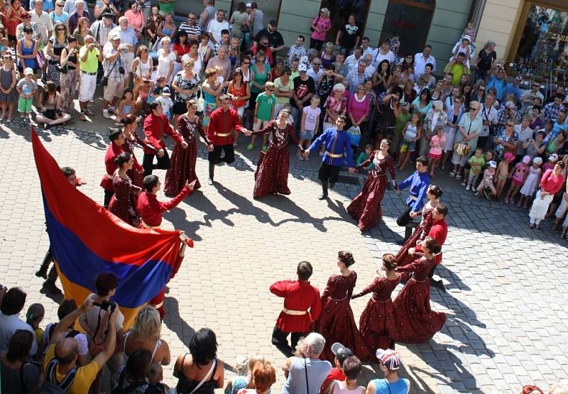 Mezinárodní folklorní festival v Šumperku vrcholí. V sobotu 17. srpna dopoledne zaplnily ulice města domácí soubory i zahraniční hosté, kteří v programu nazvaném Roztančená ulice prošly od radnice přes pěší zónu až do parku U sovy.