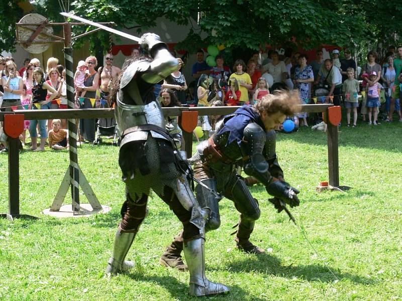 Na osmdesát účinkujících předvedlo, jak se bojovalo ve středověku.