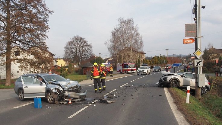 Při srážce dvou aut v Bludově utrpěli zranění dva lidé, 27. února 2024