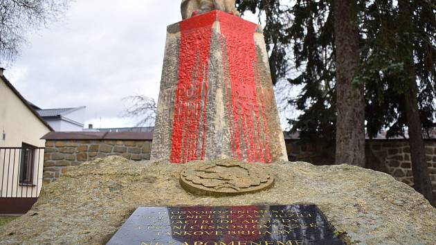 Socha rudoarmějce v Mohelnici politá červenou barvou.