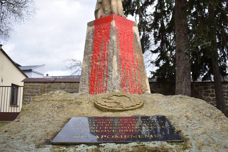 Socha rudoarmějce v Mohelnici politá červenou barvou.