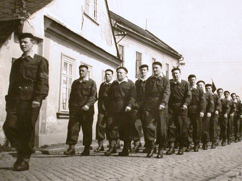 Oddíl tehdejších Lidových milicí z podniku MEZ Mohelnice pochoduje na 1. máje roku 1952.