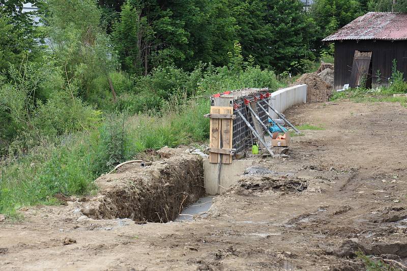 Stavba protipovodňových opatření na řece Desné - lokalita u soutoku Desné a Losinky.