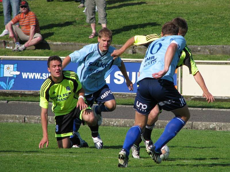 Fotbalisté Zábřehu (modré dresy) porazili juniorku Sigmy