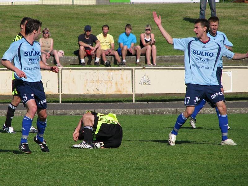 Fotbalisté Zábřehu (modré dresy) porazili juniorku Sigmy