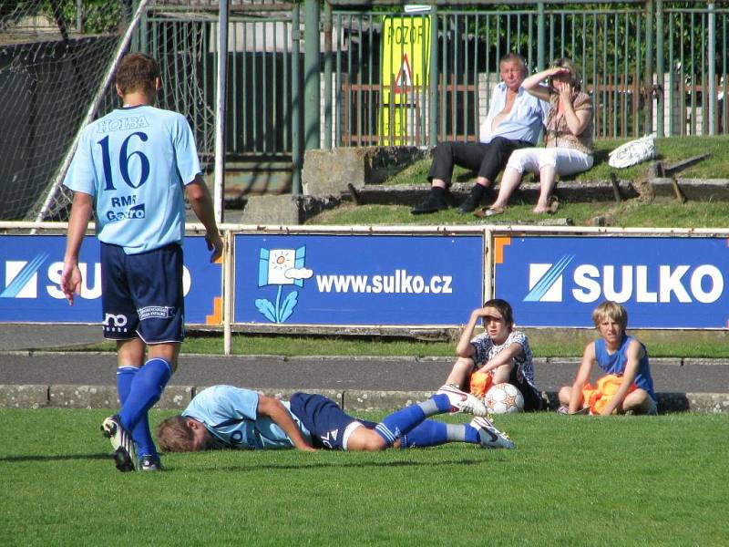 Fotbalisté Zábřehu (modré dresy) porazili juniorku Sigmy