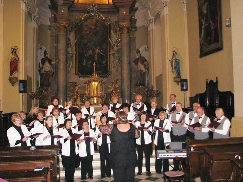 Na třiadvacátém ročníku festivalu Kálikův podzim v Zábřehu vystoupil komorní sbor Florián z Jeseníku, pěvecký sbor Bernardini z Břidličné, smíšený pěvecký sbor z Kopřivnice (na snímku) a domácí Smíšený pěvecký sbor Carmen.