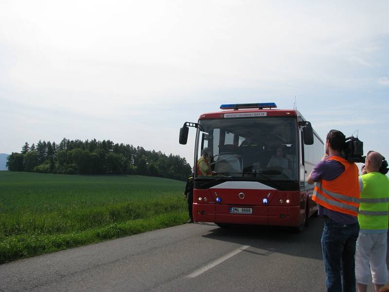 Snímky z místa nehody polského autobusu u Rovenska.