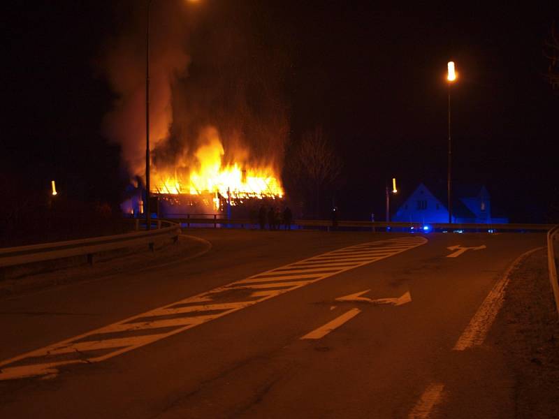 Hořící dům v Lipové-lázních, kde se stala vražda.