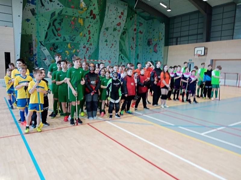 Projekt „Florbal, sport a výlety“ propojuje děti z České Vsi, Opole a Gminy Praszke.