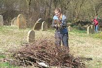 S úklidem židovského hřbitova v Lošticích přijeli pomoci studenti z Německa