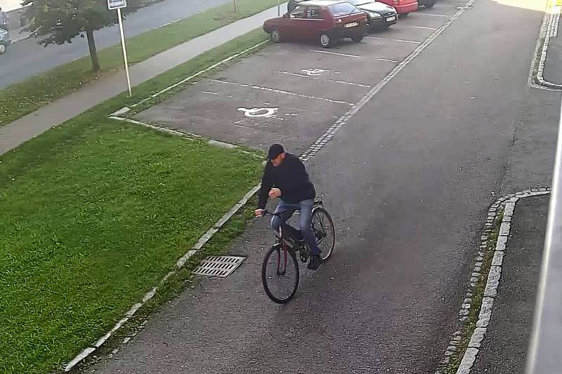 Před budovou bývalého okresního úřadu v Šumperku se v pondělí 2. října ráno srazili dva cyklisté. Viník z místa nehody ujel.