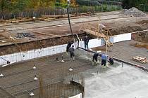 Práce na rekonstrukci venkovního bazénu v Zábřehu zatím běží podle plánu. Dělníci nyní pracují na betonáži dna.