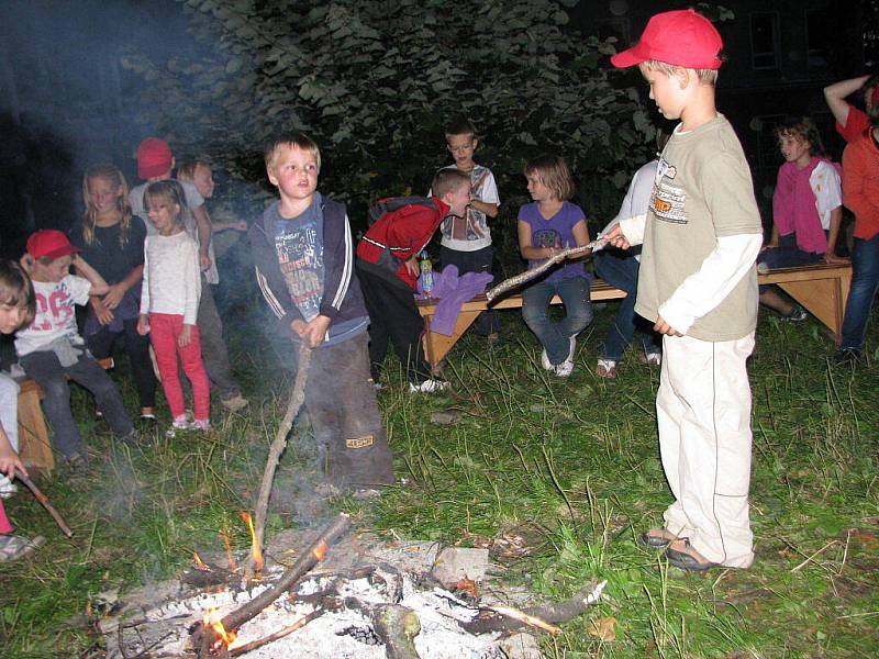 Účastníci příměstského tábora, který upořádal Klub rodičů a přátel 3. základní školy v Šumperku, při závěrečním táboráku