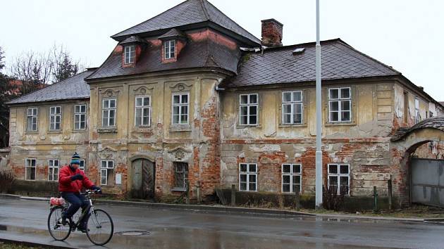 Zchátralá budova bývalé textilní manufaktury na ulici Generála Svobody v Šumperku.