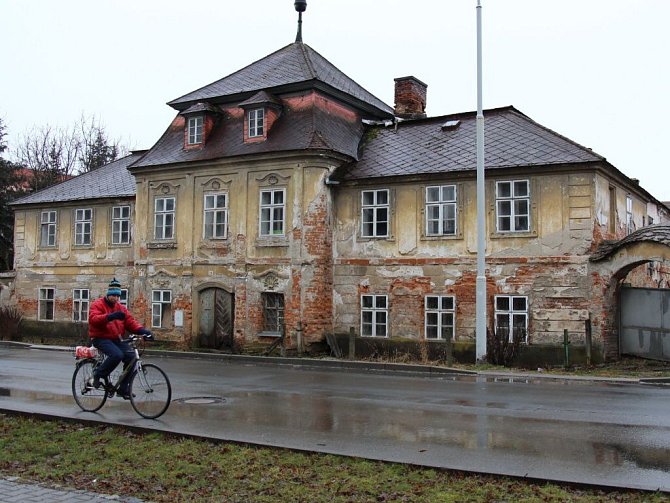 Zchátralá budova bývalé textilní manufaktury na ulici Generála Svobody v Šumperku.